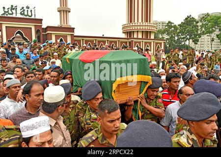 Actualités Bilder des Tages (190714) -- DHAKA, le 14 juillet 2019 -- des militaires portent un cercueil avec le corps de l'ancien président bangladais Hussain Muhammad Ershad lors de ses funérailles à Dhaka, Bangladesh, le 14 juillet 2019. L’ancien président bangladais Hussain Muhammad Ershad, qui a dirigé le pays de 1982 à 1990, est décédé dimanche matin à l’âge de 89 ans dans un hôpital de la capitale Dhaka. (Str/Xinhua) BANGLADESH-DHAKA-ex-PRÉSIDENT-FUNÉRAILLES naim-ul-karim PUBLICATIONxNOTxINxCHN Banque D'Images