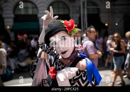 (190714) -- NEW YORK, 14 juillet 2019 (Xinhua) -- Catherine Gasta, actrice MIME, se produit lors de la célébration du jour de la Bastille de l'Institut français Alliance française (FIAF) à New York, aux États-Unis, le 14 juillet 2019. Le jour de la Bastille, également connu sous le nom de Fête nationale française, commémore le début de la Révolution française et la prise de la Bastille à Paris le 14 juillet 1789. (Xinhua/Michael Nagle) US-NEW YORK-BASTILLE FÊTE PUBLICATIONxNOTxINxCHN Banque D'Images