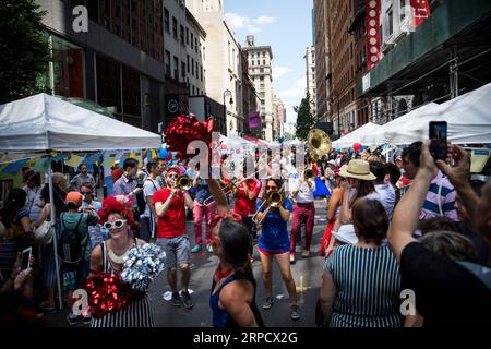 (190714) -- NEW YORK, 14 juillet 2019 (Xinhua) -- des membres du Hungry March Band se produisent lors de la célébration du jour de la Bastille de l'Institut français Alliance française (FIAF) à New York, aux États-Unis, le 14 juillet 2019. Le jour de la Bastille, également connu sous le nom de Fête nationale française, commémore le début de la Révolution française et la prise de la Bastille à Paris le 14 juillet 1789. (Xinhua/Michael Nagle) US-NEW YORK-BASTILLE FÊTE PUBLICATIONxNOTxINxCHN Banque D'Images