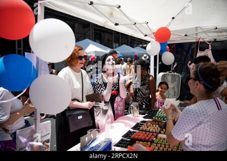 (190714) -- NEW YORK, 14 juillet 2019 (Xinhua) -- Catherine Gasta (C), actrice MIME, se produit lors de la célébration du jour de la Bastille de l'Institut Français Alliance française (FIAF) à New York, aux États-Unis, le 14 juillet 2019. Le jour de la Bastille, également connu sous le nom de Fête nationale française, commémore le début de la Révolution française et la prise de la Bastille à Paris le 14 juillet 1789. (Xinhua/Michael Nagle) US-NEW YORK-BASTILLE FÊTE PUBLICATIONxNOTxINxCHN Banque D'Images