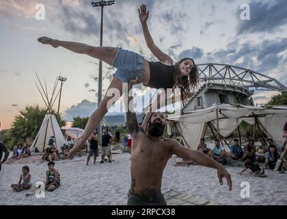 (190714) -- ATHÈNES, le 14 juillet 2019 -- des acrobaties ont lieu lors du festival d'art du surf à Athènes, en Grèce, le 14 juillet 2019. Le Surf Art Festival est un festival de trois jours consacré à l'art de vivre et au surf. GRÈCE-ATHÈNES-SURF ART FESTIVAL PanagiotisxMoschandreou PUBLICATIONxNOTxINxCHN Banque D'Images