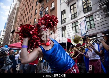 (190714) -- NEW YORK, 14 juillet 2019 (Xinhua) -- des membres du Hungry March Band se produisent lors de la célébration du jour de la Bastille de l'Institut français Alliance française (FIAF) à New York, aux États-Unis, le 14 juillet 2019. Le jour de la Bastille, également connu sous le nom de Fête nationale française, commémore le début de la Révolution française et la prise de la Bastille à Paris le 14 juillet 1789. (Xinhua/Michael Nagle) US-NEW YORK-BASTILLE FÊTE PUBLICATIONxNOTxINxCHN Banque D'Images