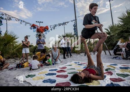 (190714) -- ATHÈNES, le 14 juillet 2019 -- des acrobaties ont lieu lors du festival d'art du surf à Athènes, en Grèce, le 14 juillet 2019. Le Surf Art Festival est un festival de trois jours consacré à l'art de vivre et au surf. GRÈCE-ATHÈNES-SURF ART FESTIVAL PanagiotisxMoschandreou PUBLICATIONxNOTxINxCHN Banque D'Images