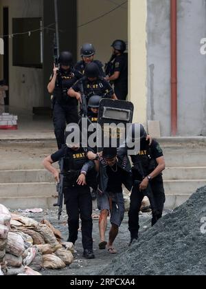 (190715) -- QUEZON CITY, le 15 juillet 2019 -- des membres de la police nationale philippine Special Weapons and Tactics (PNP-SWAT) arrêtent un faux terroriste alors qu ils participent à un exercice de simulation à Quezon City, Philippines, le 15 juillet 2019. La PNP a montré ses capacités à répondre aux bombardements, au terrorisme et aux menaces de prise d'otages en préparation du discours sur l'état de la nation (SONA) du président philippin Rodrigo Duterte. PHILIPPINES-QUEZON CITY-POLICE-SIMULATION EXERCICE ROUELLEXUMALI PUBLICATIONXNOTXINXCHN Banque D'Images