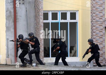 (190715) -- QUEZON CITY, le 15 juillet 2019 -- des membres de la police nationale philippine (PNP-SWAT) participent à un exercice de simulation à Quezon City, Philippines, le 15 juillet 2019. La PNP a montré ses capacités à répondre aux bombardements, au terrorisme et aux menaces de prise d'otages en préparation du discours sur l'état de la nation (SONA) du président philippin Rodrigo Duterte. PHILIPPINES-QUEZON CITY-POLICE-SIMULATION EXERCICE ROUELLEXUMALI PUBLICATIONXNOTXINXCHN Banque D'Images