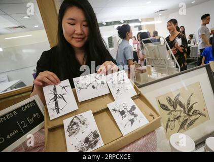 (190715) -- VANCOUVER, 15 juillet 2019 (Xinhua) -- un artiste expose des cartes postales chinoises à la peinture au pinceau lors de la Creative Chinatown Fair à Chinatown House à Vancouver, Canada, le 14 juillet 2019. Creative Chinatown est une foire d'une journée pour les jeunes artistes et artisans locaux afin de mettre en valeur leur créativité dérivée du mode de vie et des caractéristiques culturelles de Vancouver Chinatown. (Xinhua/Liang Sen) CANADA-VANCOUVER-CREATIVE CHINATOWN FAIR PUBLICATIONxNOTxINxCHN Banque D'Images