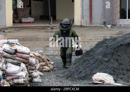 (190715) -- QUEZON CITY, le 15 juillet 2019 -- Un membre de la police nationale philippine chargée de l élimination des munitions explosives (PNP-EOD) participe à un exercice de simulation à Quezon City, aux Philippines, le 15 juillet 2019. La PNP a montré ses capacités à répondre aux bombardements, au terrorisme et aux menaces de prise d'otages en préparation du discours sur l'état de la nation (SONA) du président philippin Rodrigo Duterte. PHILIPPINES-QUEZON CITY-POLICE-SIMULATION EXERCICE ROUELLEXUMALI PUBLICATIONXNOTXINXCHN Banque D'Images