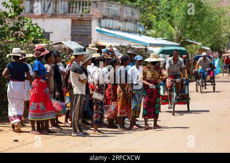 Miandrivazo, Madagascar - 2 novembre 2022 : un groupe de Malgaches se rassemble dans les rues de Miandrivazo. Banque D'Images