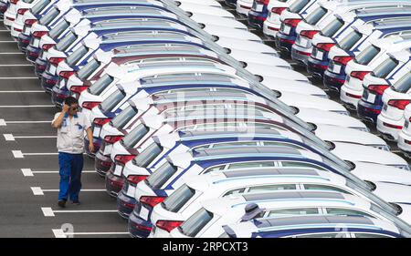 190715 -- BEIJING, le 15 juillet 2019 -- Un membre du personnel examine des véhicules fabriqués par FAW-Volkswagen automobile Co., Ltd. À Changchun, dans la province de Jilin, dans le nord-est de la Chine, le 9 juillet 2019. Xinhua Headlines : l'économie chinoise surpasse les vents contraires avec une croissance H1 régulière XuxChang PUBLICATIONxNOTxINxCHN Banque D'Images