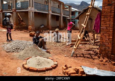 Montagnes Andringitra, Madagascar - 17 novembre 2022 : des hommes malgaches brisaient des pierres dans le gravier nécessaire à la reconstruction et à la construction Banque D'Images