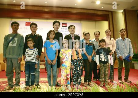 (190715) -- PHNOM PENH, 15 juillet 2019 (Xinhua) -- Sea Huong (4e L, arrière) et Zuo Wenxing (3e L, arrière), secrétaire d'État cambodgien de la Santé, chargé d'affaires de l'ambassade de Chine au Cambodge, posent pour des photos avec des enfants cambodgiens atteints de cardiopathie congénitale lors d'un séminaire à Phnom Penh, Cambodge, le 15 juillet 2019. Sey Muoy, une adolescente cambodgienne du nord-ouest de la province de Battambang, est revenue à une vie saine après que des chirurgiens chinois lui ont remédié à ses malformations cardiaques congénitales (CHD) l’année dernière. (Xinhua/Phearum) POUR ALLER AVEC la caractéristique : le programme de chirurgie gratuite financé par la Chine apporte Banque D'Images