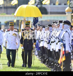 (190716) -- BANDAR SERI BEGAWAN, 16 juillet 2019 -- le sultan Haji Hassanal Bolkiah inspecte la garde d'honneur à Bandar Seri Begawan, Brunei, le 15 juillet 2019. Brunei a célébré le 73e anniversaire du sultan Haji Hassanal Bolkiah avec diverses activités, dont un défilé cérémoniel et un grand banquet d'État lundi. L'anniversaire du Sultan est un événement national qui a lieu chaque année et qui dure généralement environ un mois. Jeffrey Wong) BRUNEI-BANDAR SERI BEGAWAN-ROYAL ANNIVERSAIRE-CÉLÉBRATION XuexFei PUBLICATIONxNOTxINxCHN Banque D'Images