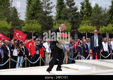 Actualités Bilder des Tages (190715) -- ANKARA, 15 juillet 2019 (Xinhua) -- le président turc Recep Tayyip Erdogan (devant) dépose des fleurs au Monument des martyrs du 15 juillet à Ankara, Turquie, le 15 juillet 2019. La Turquie a organisé lundi des cérémonies nationales pour marquer le troisième anniversaire d'un coup d'État meurtrier manqué en 2016. (Xinhua/Mustafa Kaya) TURQUIE-ANKARA-TENTATIVE DE COUP D'ÉTAT ANNIVERSAIRE PUBLICATIONxNOTxINxCHN Banque D'Images