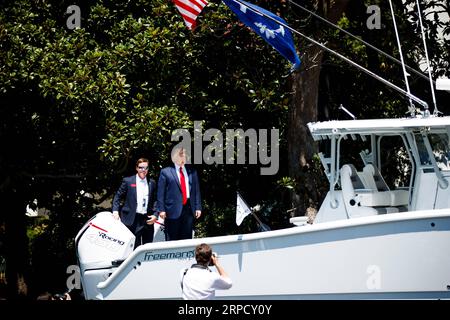 (190715) -- WASHINGTON, 15 juillet 2019 (Xinhua) -- le président américain Donald Trump (à droite, à l'arrière) visite un bateau lors de la 3e exposition annuelle de produits Made in America à la Maison Blanche à Washington D.C., aux États-Unis, le 15 juillet 2019. Donald Trump a ordonné lundi que seuls les produits avec plus de 55 pour cent fabriqués aux États-Unis peuvent être considérés comme fabriqués en Amérique, regardant pour élever la barre à 75 pour cent à l'avenir. (Xinhua/Ting Shen) U.S.-WASHINGTON D.C.-TRUMP-MADE IN AMERICA-PRODUCT SHOWCASE PUBLICATIONxNOTxINxCHN Banque D'Images