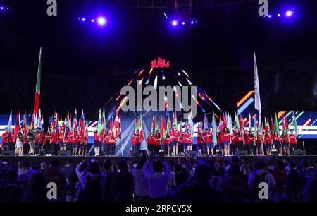 (190716) -- PÉKIN, le 16 juillet 2019 -- les porteurs de drapeaux arborent les drapeaux des délégations lors de la cérémonie de clôture de la 30e Universiade d'été à Naples, Italie, le 14 juillet 2019.) PHOTOS XINHUA DU JOUR ZhengxHuansong PUBLICATIONxNOTxINxCHN Banque D'Images