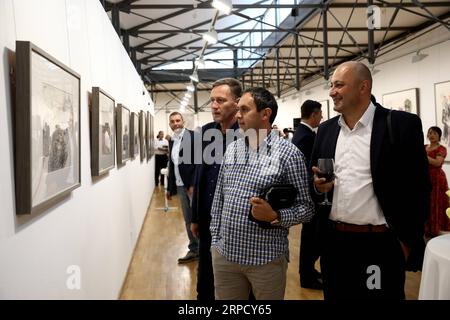 (190716) -- SARAJEVO, 16 juillet 2019 (Xinhua) -- les visiteurs voient des œuvres d'art lors d'une exposition sur le thème enthousiasme pour la peinture au lavage à l'encre à Sarajevo, Bosnie-Herzégovine (BiH), le 15 juillet 2019. Un total de 60 pièces de peintures à l'encre chinoise ont été exposées ici lundi à la Galerie nationale d'art de Bosnie-Herzégovine (BiH). Les peintures, qui sont les dernières œuvres des artistes de la China National Academy of Painting (CNAP), ont été présentées au public lors de l’ouverture d’une exposition sur le thème enthousiasme pour la peinture au lavage d’encre. (Xinhua/Nedim Grabovica) BOSNIE-HERZÉGOVINE-SARAJEVO-CHINOIS EN Banque D'Images