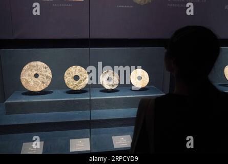 (190716) -- BEIJING, 16 juillet 2019 -- une photo prise le 16 juillet 2019 montre bi (disques de jade) à une exposition mettant en vedette le site chinois nouvellement élu au patrimoine mondial de l UNESCO, les ruines archéologiques de la ville de Liangzhu, au Musée du Palais de Beijing, capitale de la Chine. L'exposition, qui a ouvert ses portes mardi, intitulée Liangzhu et la Chine ancienne : la civilisation de 5 000 ans démontrée par Jades, présentera un total de 260 articles. Une variété d'objets en jade, tels que cong (tubes de jade avec des extérieurs quadrilatéraux), bi (disques de jade), et yue (jade en forme de hache) seront affichés, car le jade contient l'essence de L. Banque D'Images