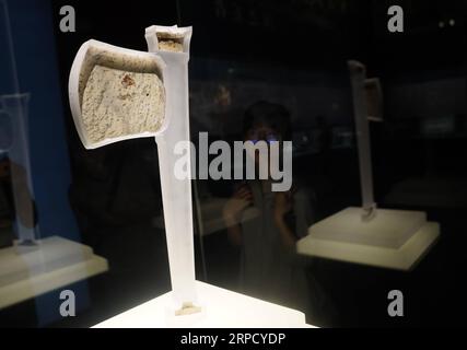 (190716) -- BEIJING, 16 juillet 2019 -- une photo prise le 16 juillet 2019 montre yue (jade en forme de hache) à une exposition mettant en vedette le site chinois nouvellement élu au patrimoine mondial de l UNESCO, les ruines archéologiques de la ville de Liangzhu, au Musée du Palais de Beijing, capitale de la Chine. L'exposition, qui a ouvert ses portes mardi, intitulée Liangzhu et la Chine ancienne : la civilisation de 5 000 ans démontrée par Jades, présentera un total de 260 articles. Une variété d'objets en jade, tels que cong (tubes de jade avec des extérieurs quadrilatéraux), bi (disques de jade) et yue (jade en forme de hache) seront affichés, car le jade contient l'essenc Banque D'Images