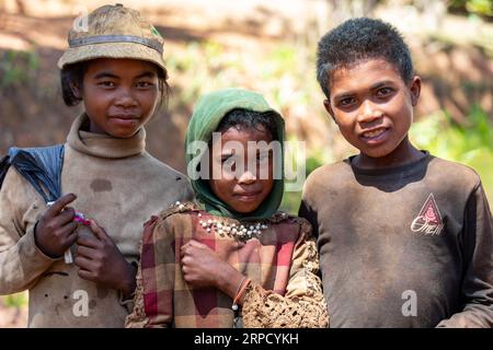 Ambatolampy, Madagascar - 26 novembre 2022 : garçons malgaches locaux dans une communauté Banque D'Images