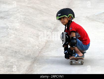 (190717) -- DAMAS, 17 juillet 2019 -- Un enfant skate lors de l'ouverture du premier skatepark à Damas, Syrie, le 15 juillet 2019. Le skatepark a été co-construit par SOS villages d enfants en Syrie, la Fondation allemande de Skate Aid et Wonders Around the World, une organisation internationale indépendante à but non lucratif. Le parc, qui a été officiellement inauguré lundi, a été achevé en 26 jours dans un espace abandonné près d’une zone résidentielle qui a été témoin de quelques actes de rébellion dans les premières années de la guerre de huit ans en Syrie. POUR ALLER AVEC la fonctionnalité : First skatepark ajoute une nouvelle dimension au ch syrien Banque D'Images