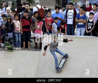 (190717) -- DAMAS, 17 juillet 2019 -- Un garçon skate lors de l'ouverture du premier skatepark à Damas, Syrie, le 15 juillet 2019. Le skatepark a été co-construit par SOS villages d enfants en Syrie, la Fondation allemande de Skate Aid et Wonders Around the World, une organisation internationale indépendante à but non lucratif. Le parc, qui a été officiellement inauguré lundi, a été achevé en 26 jours dans un espace abandonné près d’une zone résidentielle qui a été témoin de quelques actes de rébellion dans les premières années de la guerre de huit ans en Syrie. POUR ALLER AVEC Feature : First skatepark ajoute une nouvelle dimension au chil syrien Banque D'Images