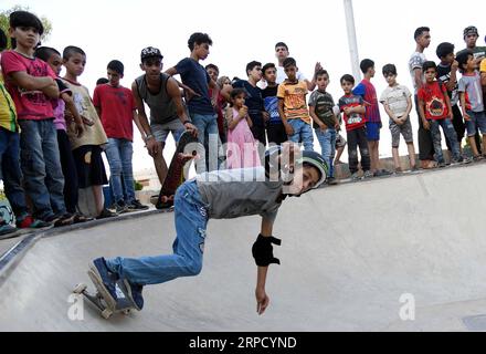 (190717) -- DAMAS, 17 juillet 2019 -- Un garçon skate lors de l'ouverture du premier skatepark à Damas, Syrie, le 15 juillet 2019. Le skatepark a été co-construit par SOS villages d enfants en Syrie, la Fondation allemande de Skate Aid et Wonders Around the World, une organisation internationale indépendante à but non lucratif. Le parc, qui a été officiellement inauguré lundi, a été achevé en 26 jours dans un espace abandonné près d’une zone résidentielle qui a été témoin de quelques actes de rébellion dans les premières années de la guerre de huit ans en Syrie. POUR ALLER AVEC Feature : First skatepark ajoute une nouvelle dimension au chil syrien Banque D'Images