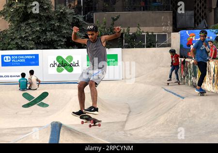 (190717) -- DAMAS, 17 juillet 2019 -- les jeunes skateboard lors de l'ouverture du premier skatepark à Damas, Syrie, le 15 juillet 2019. Le skatepark a été co-construit par SOS villages d enfants en Syrie, la Fondation allemande de Skate Aid et Wonders Around the World, une organisation internationale indépendante à but non lucratif. Le parc, qui a été officiellement inauguré lundi, a été achevé en 26 jours dans un espace abandonné près d’une zone résidentielle qui a été témoin de quelques actes de rébellion dans les premières années de la guerre de huit ans en Syrie. POUR ALLER AVEC Feature : First skatepark ajoute une nouvelle dimension à la Syrie Banque D'Images