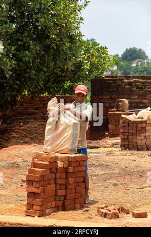 Mandoto, Madagascar - 9 novembre 2022 : vendeur de rue vendant des briques de construction faites à la main. C'est un spectacle courant dans cette région, comme beaucoup de gens le font Banque D'Images