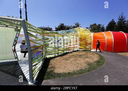 (190717) -- LOS ANGELES, 17 juillet 2019 -- photo montrant le pavillon Serpentine à la Brea Tar Pits à Los Angeles, États-Unis, 16 juillet 2019. Le Pavillon Serpentine, tunnels arc-en-ciel de structure immersive et temporaire où l'art et la science se rencontrent, ouvre au public du 28 juin au 24 novembre 2019. U.S.-LOS ANGELES-SERPENTINE PAVILION LixYing PUBLICATIONxNOTxINxCHN Banque D'Images