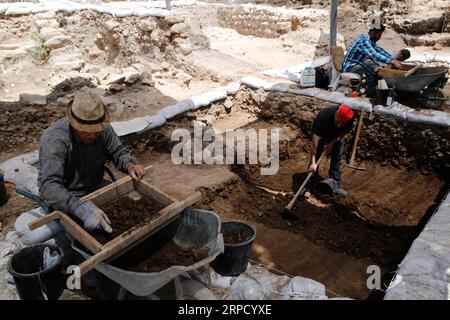 (190717) -- MOTZA, 17 juillet 2019 (Xinhua) -- des employés de l'Autorité israélienne des antiquités travaillent sur le site d'une colonie préhistorique vieille de 9 000 ans à Motza, à 5 km à l'ouest de Jérusalem, le 16 juillet 2019. Les archéologues en Israël ont déclaré mardi qu'ils avaient découvert une énorme colonie préhistorique en dehors de Jérusalem datant d'il y a 9 000 ans. L'Autorité israélienne des antiquités, qui supervise les fouilles, a publié une déclaration disant que la colonie est l'une des plus grandes de son genre dans la région de la période néolithique, ou le nouvel âge de pierre. (Xinhua/Gil Cohen Magen) ISRAEL-ARCHEOLOGY-PRE Banque D'Images