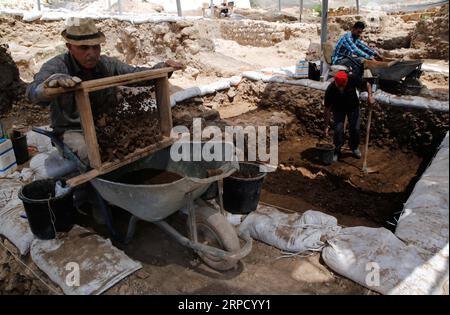 (190717) -- MOTZA, 17 juillet 2019 (Xinhua) -- des employés de l'Autorité israélienne des antiquités travaillent sur le site d'une colonie préhistorique vieille de 9 000 ans à Motza, à 5 km à l'ouest de Jérusalem, le 16 juillet 2019. Les archéologues en Israël ont déclaré mardi qu'ils avaient découvert une énorme colonie préhistorique en dehors de Jérusalem datant d'il y a 9 000 ans. L'Autorité israélienne des antiquités, qui supervise les fouilles, a publié une déclaration disant que la colonie est l'une des plus grandes de son genre dans la région de la période néolithique, ou le nouvel âge de pierre. (Xinhua/Gil Cohen Magen) ISRAEL-ARCHEOLOGY-PRE Banque D'Images