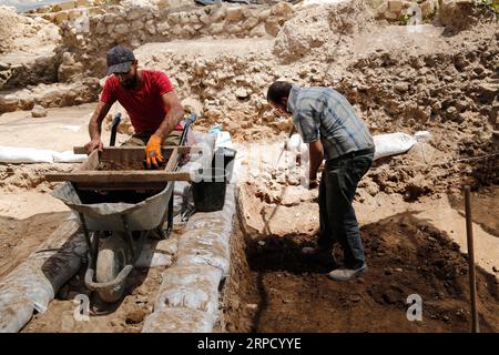 (190717) -- MOTZA, 17 juillet 2019 (Xinhua) -- des employés de l'Autorité israélienne des antiquités travaillent sur le site d'une colonie préhistorique vieille de 9 000 ans à Motza, à 5 km à l'ouest de Jérusalem, le 16 juillet 2019. Les archéologues en Israël ont déclaré mardi qu'ils avaient découvert une énorme colonie préhistorique en dehors de Jérusalem datant d'il y a 9 000 ans. L'Autorité israélienne des antiquités, qui supervise les fouilles, a publié une déclaration disant que la colonie est l'une des plus grandes de son genre dans la région de la période néolithique, ou le nouvel âge de pierre. (Xinhua/Gil Cohen Magen) ISRAEL-ARCHEOLOGY-PRE Banque D'Images