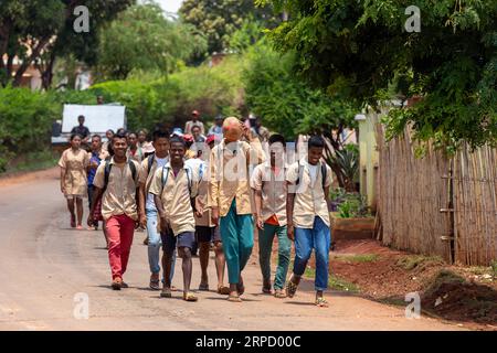 MANDOTO, MADAGASCAR - NOVEMBRE 9 2022 : les étudiants malgaches en uniforme sont un symbole d'espoir pour l'avenir de Madagascar. Ils sont brillants, ambitieux Banque D'Images