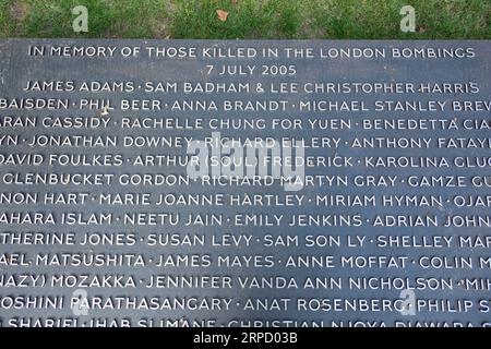 Les noms des personnes tuées sur le Hyde Park Memorial - à la mémoire des personnes tuées dans les attentats à la bombe de Londres du 7 juillet 2005, Londres, Angleterre, Royaume-Uni Banque D'Images
