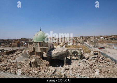 (190717) -- MOSSOUL, 17 juillet 2019 -- une photo prise le 14 juillet 2019 montre la mosquée al-Nuri détruite dans la vieille ville de Mossoul, en Irak. La guerre pour libérer Mossoul de l Irak du groupe militant État islamique (EI) remporte la victoire depuis deux ans, mais ses graves impacts pèsent encore lourdement sur les habitants de la ville. Une campagne de collecte de fonds populaire a été lancée dans les médias sociaux chinois avec une solidarité écrasante, visant à apporter de l'espoir aux familles déchirées par la guerre à Mossoul en Irak. POUR ALLER AVEC la caractéristique : les dons de la base chinoise apportent de l'espoir aux familles déchirées par la guerre en Irak à MOSSOUL ) IRAK-MOSSOUL-FAMILIES-C. Banque D'Images