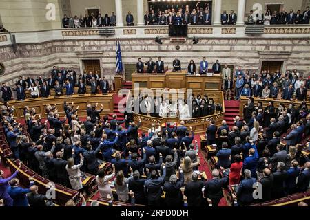 (190717) -- ATHÈNES, le 17 juillet 2019 -- les membres du nouveau Parlement grec prêtent serment au Parlement hellénique à Athènes, en Grèce, le 17 juillet 2019. Les 300 députés de la 18e session du Parlement grec, élus lors des élections générales de juillet 7, ont prêté serment mercredi. GRÈCE-ATHÈNES-PARLEMENT-PRESTATION DE SERMENT DANS PanagiotisxMoschandreou PUBLICATIONxNOTxINxCHN Banque D'Images