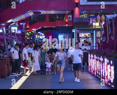 (190717) -- URUMQI, 17 juillet 2019 -- les gens se promènent dans un centre commercial à Urumqi, dans la région autonome ouïgour du Xinjiang, au nord-ouest de la Chine, le 14 juillet 2019. L’économie nocturne a repris à Urumqi depuis juillet. Les gens s'amusent les nuits fraîches d'été en faisant du shopping et en dégustant de la nourriture.) CHINA-XINJIANG-URUMQI-NIGHT-ECONOMY (CN) ZHAOXGE PUBLICATIONXNOTXINXCHN Banque D'Images