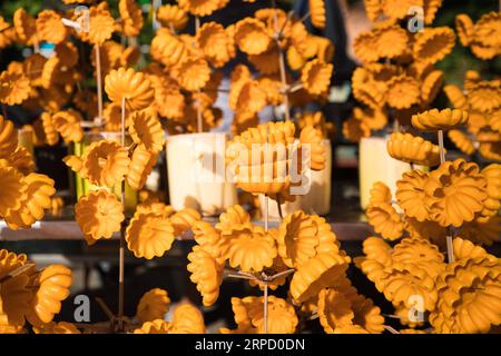 (190717) -- UBON RATCHATHANI (THAÏLANDE), 17 juillet 2019 -- une photo prise le 15 juillet 2019 montre des fleurs de bougies fabriquées par des touristes et des gens locaux dans un temple à Ubon Ratchathani, Thaïlande. Le Festival des bougies Ubon Ratchathani est organisé pour commémorer le premier sermon de Bouddha et marquer le début du carême bouddhiste. Le point culminant de l'événement annuel est le défilé de chars géants de sculptures de cire dans toute la ville, chacun représentant un temple local, un quartier ou une institution. THAÏLANDE-UBON RATCHATHANI-BOUGIE FESTIVAL ZhangxKeren PUBLICATIONxNOTxINxCHN Banque D'Images