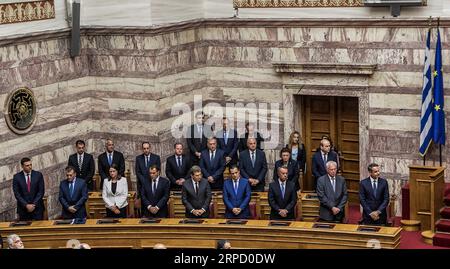 (190717) -- ATHÈNES, le 17 juillet 2019 -- le Premier ministre grec Kyriakos Mitsotakis et les membres nouvellement nommés du cabinet assistent à la cérémonie d'assermentation du nouveau Parlement au Parlement hellénique à Athènes, en Grèce, le 17 juillet 2019. Les 300 députés de la 18e session du Parlement grec, élus lors des élections générales de juillet 7, ont prêté serment mercredi. GRÈCE-ATHÈNES-PARLEMENT-PRESTATION DE SERMENT DANS PanagiotisxMoschandreou PUBLICATIONxNOTxINxCHN Banque D'Images