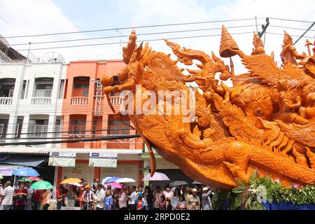 (190717) -- UBON RATCHATHANI (THAÏLANDE), 17 juillet 2019 -- Un flotteur de cire est vu lors d'un défilé de la fête des bougies à Ubon Ratchathani, Thaïlande, le 17 juillet 2019. Le Festival des bougies Ubon Ratchathani est organisé pour commémorer le premier sermon de Bouddha et marquer le début du carême bouddhiste. Le point culminant de l'événement annuel est le défilé de chars géants de sculptures de cire dans toute la ville, chacun représentant un temple local, un quartier ou une institution. THAÏLANDE-UBON RATCHATHANI-BOUGIE FESTIVAL YangxZhou PUBLICATIONxNOTxINxCHN Banque D'Images