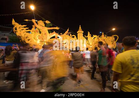 (190717) -- UBON RATCHATHANI (THAÏLANDE), 17 juillet 2019 -- les touristes regardent des sculptures géantes en cire lors du festival des bougies à Ubon Ratchathani, Thaïlande, le 16 juillet 2019. Le Festival des bougies Ubon Ratchathani est organisé pour commémorer le premier sermon de Bouddha et marquer le début du carême bouddhiste. Le point culminant de l'événement annuel est le défilé de chars géants de sculptures de cire dans toute la ville, chacun représentant un temple local, un quartier ou une institution. THAÏLANDE-UBON RATCHATHANI-BOUGIE FESTIVAL ZhangxKeren PUBLICATIONxNOTxINxCHN Banque D'Images