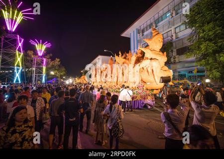 (190717) -- UBON RATCHATHANI (THAÏLANDE), 17 juillet 2019 -- les touristes regardent des sculptures géantes en cire lors du festival des bougies à Ubon Ratchathani, Thaïlande, le 16 juillet 2019. Le Festival des bougies Ubon Ratchathani est organisé pour commémorer le premier sermon de Bouddha et marquer le début du carême bouddhiste. Le point culminant de l'événement annuel est le défilé de chars géants de sculptures de cire dans toute la ville, chacun représentant un temple local, un quartier ou une institution. THAÏLANDE-UBON RATCHATHANI-BOUGIE FESTIVAL ZhangxKeren PUBLICATIONxNOTxINxCHN Banque D'Images