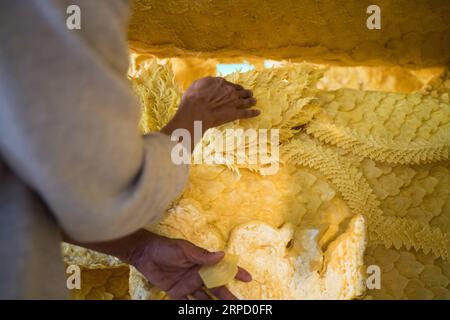 (190717) -- UBON RATCHATHANI (THAÏLANDE), 17 juillet 2019 -- Un artisan réalise des sculptures en cire dans un temple d'Ubon Ratchathani, Thaïlande, 15 juillet 2019. Le Festival des bougies Ubon Ratchathani est organisé pour commémorer le premier sermon de Bouddha et marquer le début du carême bouddhiste. Le point culminant de l'événement annuel est le défilé de chars géants de sculptures de cire dans toute la ville, chacun représentant un temple local, un quartier ou une institution. THAÏLANDE-UBON RATCHATHANI-BOUGIE FESTIVAL ZhangxKeren PUBLICATIONxNOTxINxCHN Banque D'Images