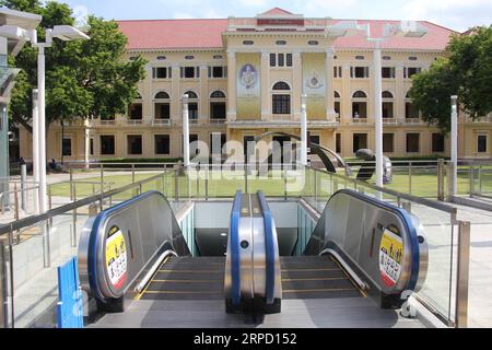 (190718) -- BANGKOK, 18 juillet 2019 -- une photo prise le 18 juillet 2019 montre une entrée de la station Sanam Chai sur la ligne bleue du métro de Bangkok en face du Musée Siam à Bangkok, Thaïlande. La Mass Rapid Transit Authority of Thailand (MRTA) a annoncé jeudi à Bangkok qu'une partie du prolongement de la ligne bleue du métro, y compris la station Sanam Chai, ouvrira ses portes gratuitement pendant deux mois à partir de juillet 29. La station Sanam Chai, située à l'intérieur de la vieille ville de Bangkok, est appelée par MRTA et les médias thaïlandais la plus belle station de métro en Thaïlande. THAILAND-BANGKOK-METRO-STATION-SANAM CHAI YANGXZHOU PUBLICATION Banque D'Images