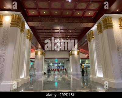 (190718) -- BANGKOK, 18 juillet 2019 -- une photo prise le 18 juillet 2019 montre le design intérieur de la station Sanam Chai sur la ligne bleue du métro de Bangkok, en Thaïlande. La Mass Rapid Transit Authority of Thailand (MRTA) a annoncé jeudi à Bangkok qu'une partie du prolongement de la ligne bleue du métro, y compris la station Sanam Chai, ouvrira ses portes gratuitement pendant deux mois à partir de juillet 29. La station Sanam Chai, située à l'intérieur de la vieille ville de Bangkok, est appelée par MRTA et les médias thaïlandais la plus belle station de métro en Thaïlande. THAÏLANDE-BANGKOK-METRO-STATION-SANAM CHAI YANGXZHOU PUBLICATIONXNOTXINXCHN Banque D'Images