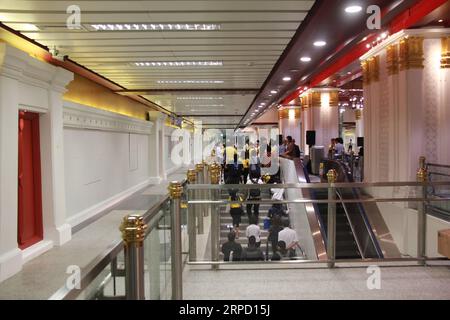 (190718) -- BANGKOK, 18 juillet 2019 -- une photo prise le 18 juillet 2019 montre le design intérieur de la station Sanam Chai sur la ligne bleue du métro de Bangkok, en Thaïlande. La Mass Rapid Transit Authority of Thailand (MRTA) a annoncé jeudi à Bangkok qu'une partie du prolongement de la ligne bleue du métro, y compris la station Sanam Chai, ouvrira ses portes gratuitement pendant deux mois à partir de juillet 29. La station Sanam Chai, située à l'intérieur de la vieille ville de Bangkok, est appelée par MRTA et les médias thaïlandais la plus belle station de métro en Thaïlande. THAÏLANDE-BANGKOK-METRO-STATION-SANAM CHAI YANGXZHOU PUBLICATIONXNOTXINXCHN Banque D'Images