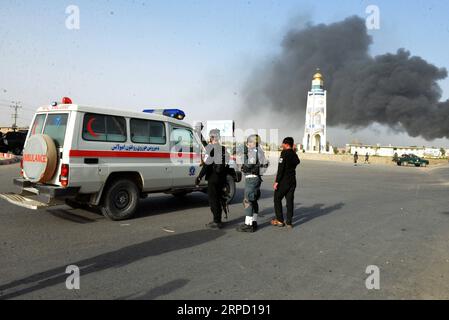 (190718) -- KANDAHAR, le 18 juillet 2019 -- une ambulance arrive sur les lieux de l attaque à l extérieur du quartier général de la police provinciale à Kandahar, capitale de la province de Kandahar, dans le sud de l Afghanistan, le 18 juillet 2019. Au moins 12 personnes ont été tuées et plus de 90 autres blessées après un attentat à la voiture piégée des talibans et des tirs de fusils qui ont secoué le quartier général de la police provinciale dans la ville de Kandahar, capitale de la province de Kandahar, dans le sud de l Afghanistan, jeudi, ont déclaré des témoins. AFGHANISTAN-KANDAHAR-QUARTIER GÉNÉRAL DE LA POLICE-ATTAQUE SanaulahxSeiam PUBLICATIONxNOTxINxCHN Banque D'Images