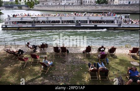 (190718) -- PARIS, le 18 juillet 2019 -- les gens se reposent pendant la plage de Paris sur les rives de la Seine, à Paris, France, le 17 juillet 2019. L'événement annuel Paris Plage (Paris Beach) a lieu du 6 juillet au 1 septembre 2019. ) FRANCE-PARIS-PLAGE GaoxJing PUBLICATIONxNOTxINxCHN Banque D'Images