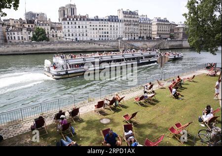 (190718) -- PARIS, le 18 juillet 2019 -- les gens se reposent pendant la plage de Paris sur les rives de la Seine, à Paris, France, le 17 juillet 2019. L'événement annuel Paris Plage (Paris Beach) a lieu du 6 juillet au 1 septembre 2019. ) FRANCE-PARIS-PLAGE GaoxJing PUBLICATIONxNOTxINxCHN Banque D'Images