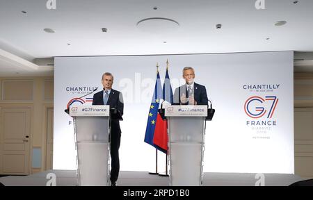 (190718) -- PARIS, le 18 juillet 2019 -- le ministre français des Finances Bruno le Maire (à droite) et le gouverneur de la Banque de France François Villeroy de Galhau assistent à une conférence de presse à l'issue de la réunion des Finances du G7 à Chantilly, en France, le 18 juillet 2019. La France accueille mercredi une réunion de deux jours des ministres des Finances des gouvernements du G7 dans la ville de Chantilly, dans le nord du pays, dans l’espoir de combler le fossé sur la taxe numérique et d’obtenir un soutien plus large en faveur d’une imposition minimale des entreprises pour passer à un capitalisme plus juste et plus durable. FRANCE-CHANTILLY-G7 FINANCES JiangxHua PUBLICATIONxNOTxINxCHN Banque D'Images